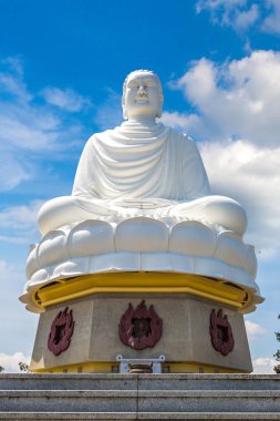 Büyük beyaz Buda Nha Trang, Vietnam'da bir yaz günü uzun oğlu pagoda içinde