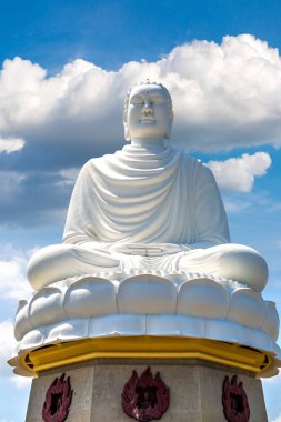 Büyük beyaz Buda Nha Trang, Vietnam'da bir yaz günü uzun oğlu pagoda içinde