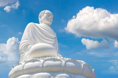 Büyük beyaz Buda Nha Trang, Vietnam'da bir yaz günü uzun oğlu pagoda içinde