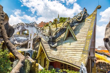 Da Lat, Vietnam - 19 Haziran 2018: Vietnam'da Dalat, bir yaz günü çılgın House (asmak Nga guesthouse)