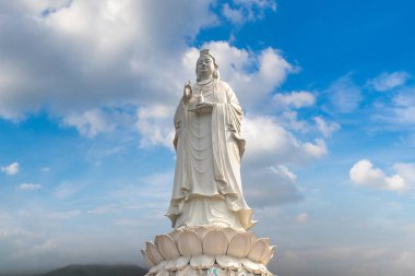 Linh Ung Pagoda, Danang, bir yaz günü Vietnam'da beyaz Buda heykeli (Bayan Buddha)