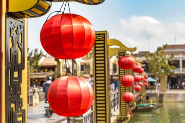 Geleneksel renkli fenerler Cau bir Hoi Köprüsü'nde Hoi An, Vietnam bir yaz günü içinde