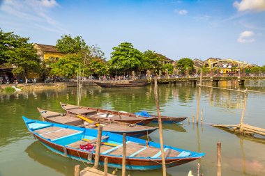Geleneksel tekneler Hoi An, Vietnam bir yaz günü içinde