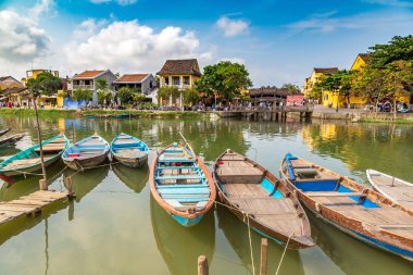 Geleneksel tekneler Hoi An, Vietnam bir yaz günü içinde