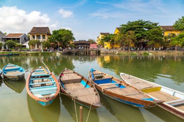 Geleneksel tekneler Hoi An, Vietnam bir yaz günü içinde