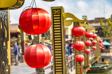Geleneksel renkli fenerler Cau bir Hoi Köprüsü'nde Hoi An, Vietnam bir yaz günü içinde
