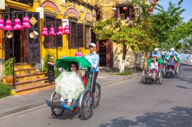 Hoi An, Vietnam - 8 Haziran 2018: Hoi sürüş geleneksel cyclo çekçek bir yaz günü bir, Vietnam