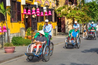 Hoi An, Vietnam - 8 Haziran 2018: geleneksel yclo çekçek drivinge Hoi An, Vietnam bir yaz günü içinde 