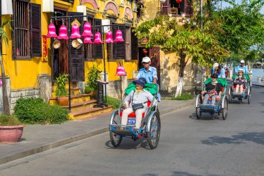 Hoi An, Vietnam - 8 Haziran 2018: geleneksel yclo çekçek sürüş Hoi An, Vietnam'da bir yaz günü