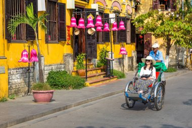 Hoi An, Vietnam - 8 Haziran 2018: geleneksel yclo çekçek sürüş Hoi An, Vietnam'da bir yaz günü
