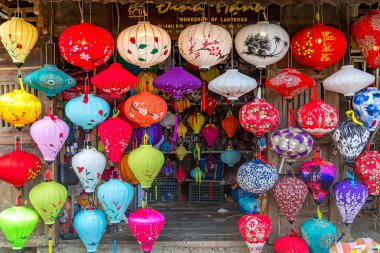 Hoi An, Vietnam - 8 Haziran 2018: renkli geleneksel fenerler eski caddenin Hoi An, Vietnam'da bir yaz günü