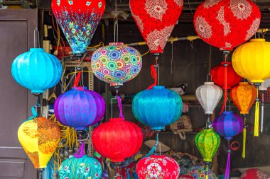 Hoi An, Vietnam - 8 Haziran 2018: renkli geleneksel fenerler eski caddenin Hoi An, Vietnam'da bir yaz günü