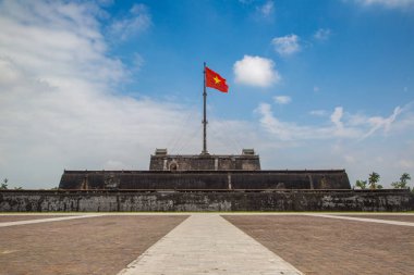 Vietnam bayrağı Kulesi (karyolası Co) ton Kalesi, Imperial Kraliyet Sarayı, Yasak Şehir Hue, Vietnam bir yaz günü içinde