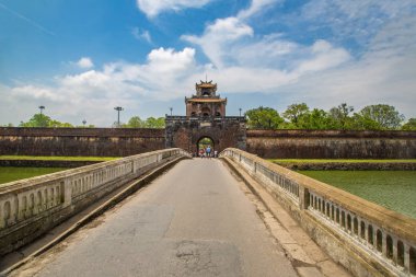 Renk tonu Kalesi, Imperial Kraliyet Sarayı, Yasak Şehir Hue, Vietnam için Gate civarındaki bir yaz günü