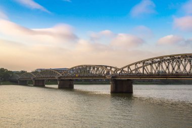 Hue, Vietnam için CAU Truong Tien Bridge'de bir yaz günü