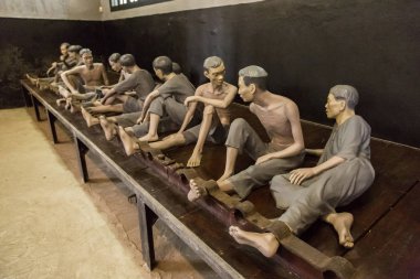 Hanoi, Vietnam - 7 Haziran 2018: Memorial hapis iç modelleri mahkumlar heykellerinde Hanoi, Vietnam için Hoa Lo hapiste bir yaz günü ile
