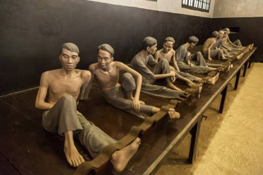 Hanoi, Vietnam - 7 Haziran 2018: Memorial hapis iç modelleri mahkumlar heykellerinde Hanoi, Vietnam için Hoa Lo hapiste bir yaz günü ile