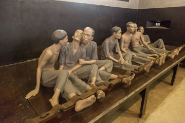 Hanoi, Vietnam - 7 Haziran 2018: Memorial hapis iç modelleri mahkumlar heykellerinde Hanoi, Vietnam için Hoa Lo hapiste bir yaz günü ile