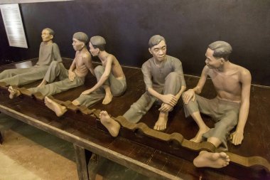 Hanoi, Vietnam - 7 Haziran 2018: Memorial hapis iç modelleri mahkumlar heykellerinde Hanoi, Vietnam için Hoa Lo hapiste bir yaz günü ile
