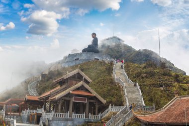 Bich Van Thien Tu Tapınak yakınındaki Fancipan teleferik istasyonuna bir yaz günü Sapa, Lao Cai, Vietnam