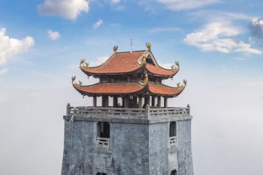 Bich Van Thien Tu Tapınak yakınındaki Fancipan teleferik istasyonuna bir yaz günü Sapa, Lao Cai, Vietnam