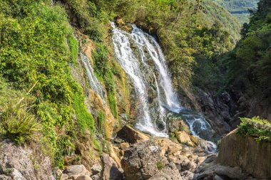 Kedi kedi köyü yakınlarında bir yaz günü Vietnam'da Sapa, Lao Cai, şelale