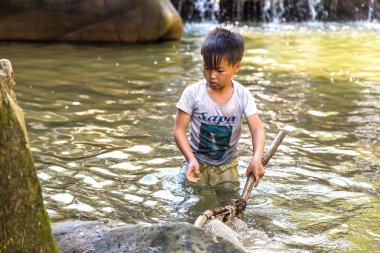 Sapa, Vietnam - 19 Haziran 2018: Çocuk Sapa, Lao Cai, Vietnam nehirde bir yaz günü Balık tutma
