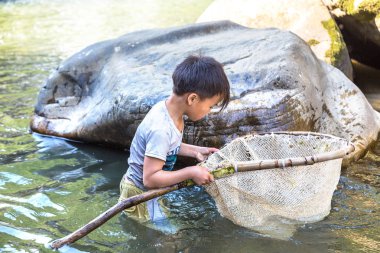 Sapa, Vietnam - 19 Haziran 2018: Çocuk Sapa, Lao Cai, Vietnam nehirde bir yaz günü Balık tutma