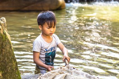 Sapa, Vietnam - 19 Haziran 2018: Çocuk Sapa, Lao Cai, Vietnam nehirde bir yaz günü Balık tutma