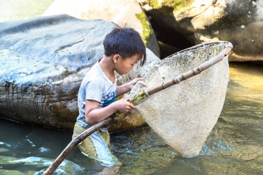 Sapa, Vietnam - 19 Haziran 2018: Çocuk Sapa, Lao Cai, Vietnam nehirde bir yaz günü Balık tutma