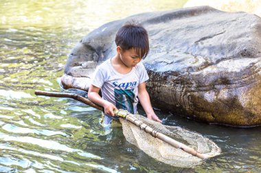 Sapa, Vietnam - 19 Haziran 2018: Çocuk Sapa, Lao Cai, Vietnam nehirde bir yaz günü Balık tutma