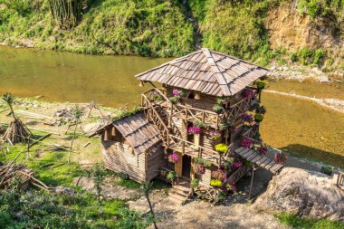 Kedi köyündeki su değirmeni Sapa yakınlarında, Lao Cai, Vietnam 'da yaz günü