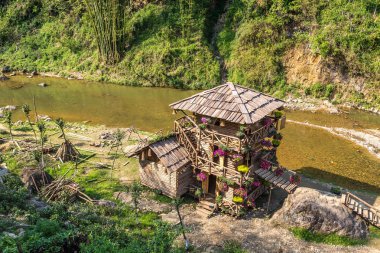 Kedi köyündeki su değirmeni Sapa yakınlarında, Lao Cai, Vietnam 'da yaz günü