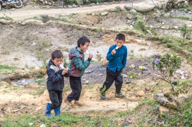 Sapa, Vietnam - 19 Haziran 2018: Bir yaz günü Vietnam'da Sapa, Lao Cai, etnik azınlık çocuklarda
