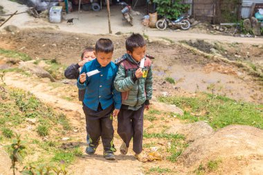 Sapa, Vietnam - 19 Haziran 2018: Bir yaz günü Vietnam'da Sapa, Lao Cai, etnik azınlık çocuklarda