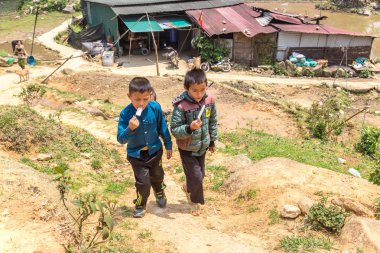 Sapa, Vietnam - 19 Haziran 2018: Bir yaz günü Vietnam'da Sapa, Lao Cai, etnik azınlık çocuklarda