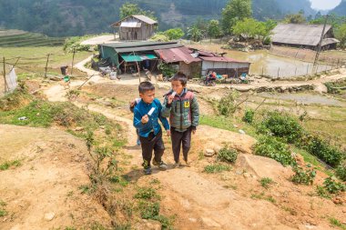 Sapa, Vietnam - 19 Haziran 2018: Bir yaz günü Vietnam'da Sapa, Lao Cai, etnik azınlık çocuklarda