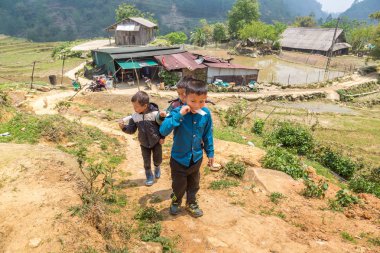 Sapa, Vietnam - 19 Haziran 2018: Bir yaz günü Vietnam'da Sapa, Lao Cai, etnik azınlık çocuklarda