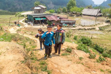 Sapa, Vietnam - 19 Haziran 2018: Bir yaz günü Vietnam'da Sapa, Lao Cai, etnik azınlık çocuklarda