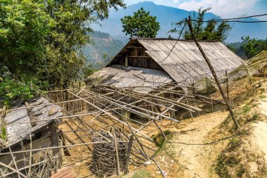 Sapa, Vietnam - 19 Haziran 2018: Eski ahşap çiftlik evde bir yaz günü Sapa, Lao Cai, Vietnam
