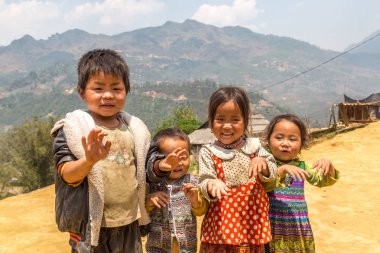 Sapa, Vietnam - 19 Haziran 2018: Bir yaz günü Vietnam'da Sapa, Lao Cai, etnik azınlık çocuklarda