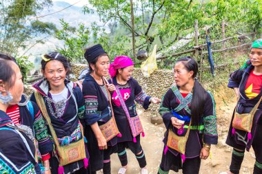Sapa, Vietnam - 19 Haziran 2018: bir yaz günü Terraced pirinç alan Sapa, Lao Cai, Vietnam, geleneksel giysiler giyen kadın