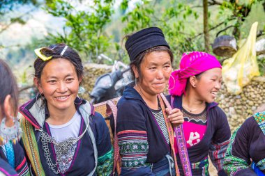 Sapa, Vietnam - 19 Haziran 2018: bir yaz günü Terraced pirinç alan Sapa, Lao Cai, Vietnam, geleneksel giysiler giyen kadın