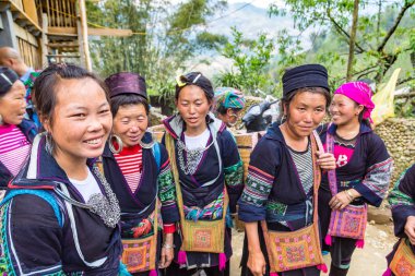 Sapa, Vietnam - 19 Haziran 2018: bir yaz günü Terraced pirinç alan Sapa, Lao Cai, Vietnam, geleneksel giysiler giyen kadın