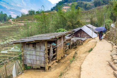 Sapa, Vietnam - 19 Haziran 2018: Eski ahşap çiftlik evde bir yaz günü Sapa, Lao Cai, Vietnam