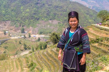 Sapa, Vietnam - 19 Haziran 2018: bir yaz günü Terraced pirinç alan Sapa, Lao Cai, Vietnam, geleneksel giysiler giyen kadın