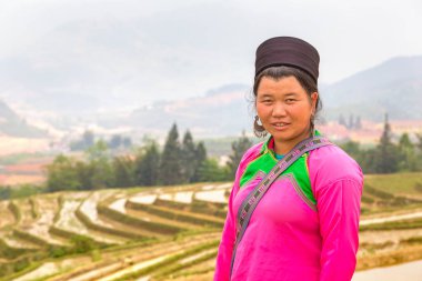 Sapa, Vietnam - 19 Haziran 2018: bir yaz günü Terraced pirinç alan Sapa, Lao Cai, Vietnam, geleneksel giysiler giyen kadın