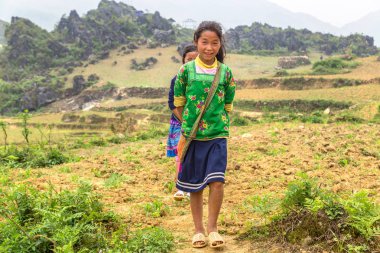 Sapa, Vietnam - 19 Haziran 2018: Bir yaz günü Vietnam'da Sapa, Lao Cai, etnik azınlık çocuklarda