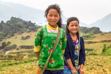 Sapa, Vietnam - 19 Haziran 2018: Bir yaz günü Vietnam'da Sapa, Lao Cai, etnik azınlık çocuklarda