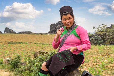Sapa, Vietnam - 19 Haziran 2018: bir yaz günü Terraced pirinç alan Sapa, Lao Cai, Vietnam, geleneksel giysiler giyen kadın